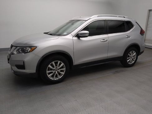 Used 2019 Nissan Rogue SV image 2