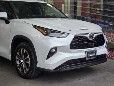 Certified 2024 Toyota Highlander XLE image 2