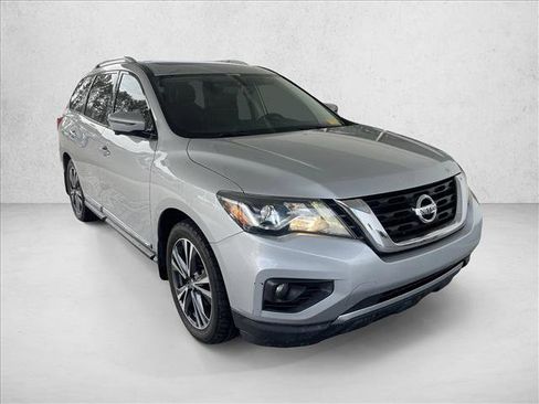 Used 2017 Nissan Pathfinder Platinum image 3