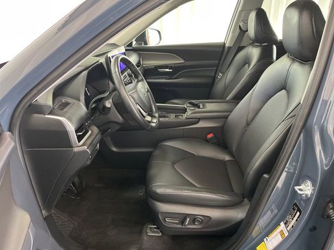 Used 2024 Toyota Grand Highlander AWD image 3