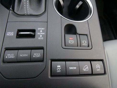 Used 2022 Toyota Highlander XLE image 25