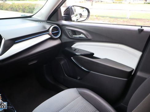 Used 2025 Chevrolet Trax LT w/ LT Convenience Package FWD image 24
