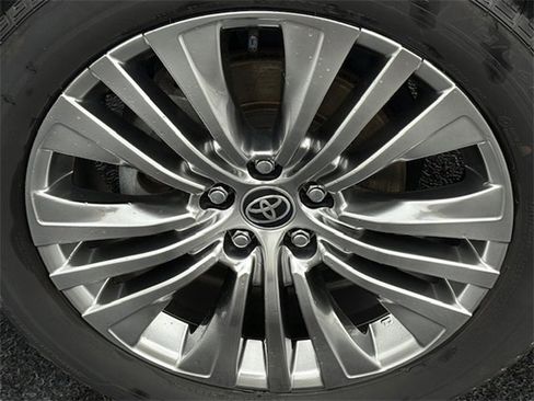 Used 2022 Toyota Venza XLE image 11