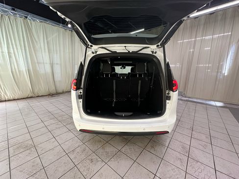 Used 2026 Chrysler Pacifica Limited w/ S Appearance Package FWD image 8