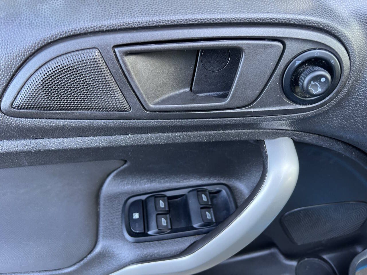 Used 2012 Ford Fiesta SE FWD image 25