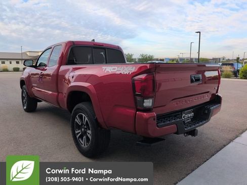 Used 2018 Toyota Tacoma TRD Sport w/ Technology Package AWD/4WD image 5