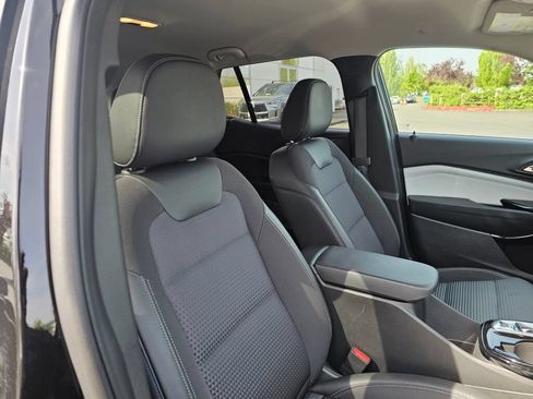 Used 2025 Chevrolet Trax LT w/ LT Convenience Package FWD image 13