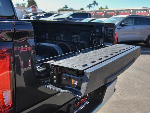 Used 2025 GMC Sierra 1500 SLT AWD/4WD image 44