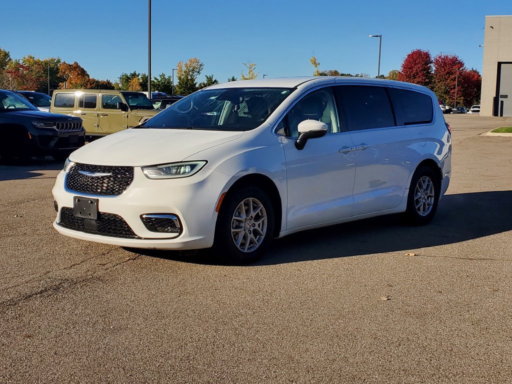 Used 2023 Chrysler Pacifica Touring-L FWD image 2