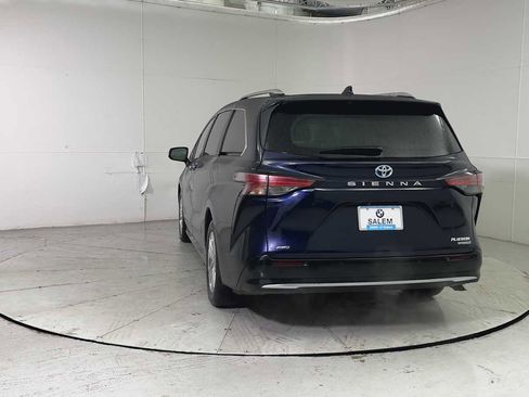 Used 2023 Toyota Sienna Platinum image 3