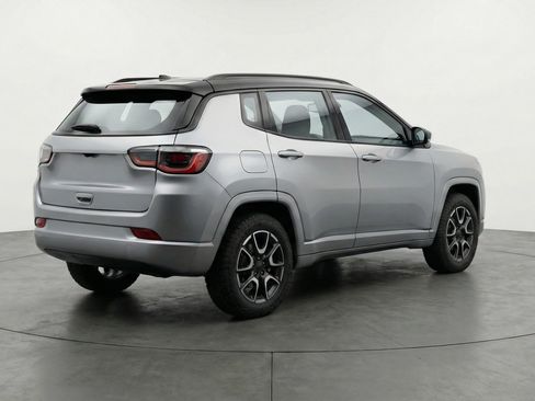 Used 2025 Jeep Compass Trailhawk image 9