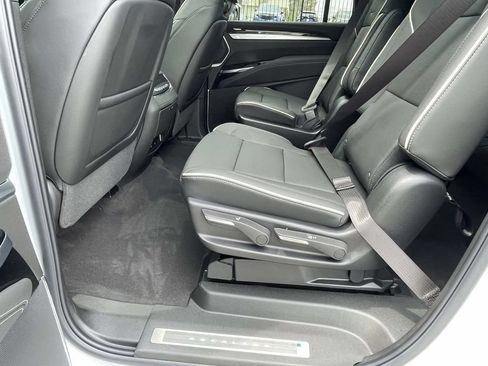 New 2026 Cadillac Escalade ESV Luxury AWD/4WD image 14