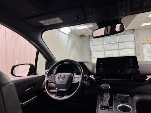 Used 2021 Toyota Sienna XSE FWD image 22