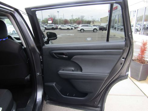 Used 2024 Toyota Highlander LE image 11