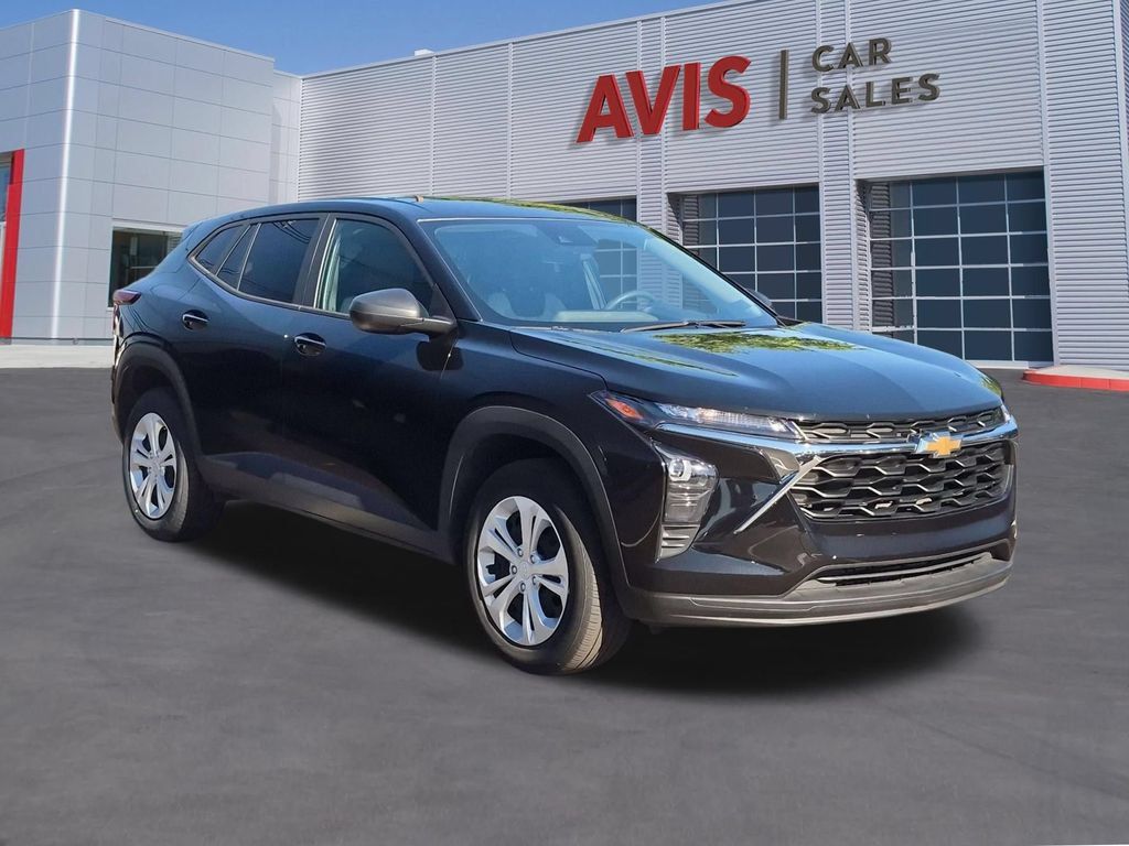 Used 2025 Chevrolet Trax LS FWD image 3