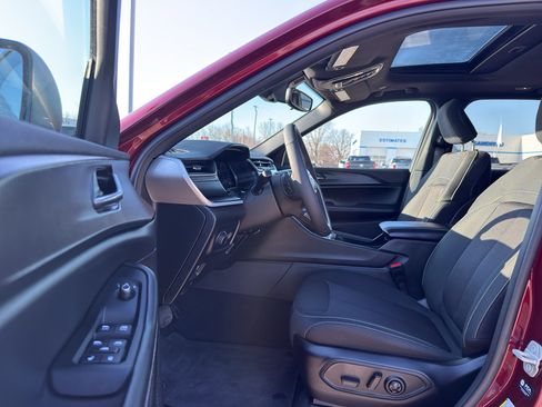 Used 2024 Jeep Grand Cherokee Laredo X w/ Luxury Tech Group I image 11