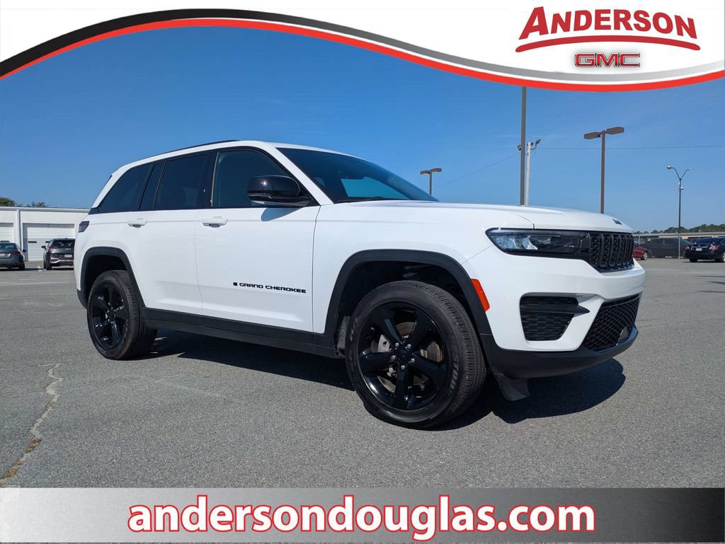 Used 2025 Jeep Grand Cherokee Altitude RWD image 1