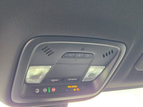 Used 2023 Chevrolet Traverse LT image 32