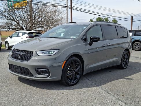 Used 2025 Chrysler Pacifica Limited FWD image 3