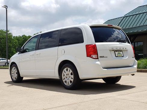 Used 2018 Dodge Grand Caravan SE w/ UConnect Hands-Free Group FWD image 3