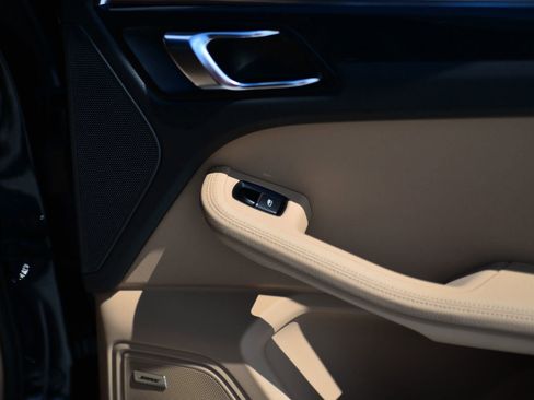 Certified 2025 Porsche Macan image 28