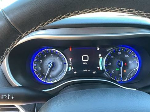 Used 2023 Chrysler Pacifica Touring-L FWD image 12