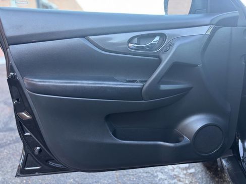 Used 2017 Nissan Rogue SV image 11