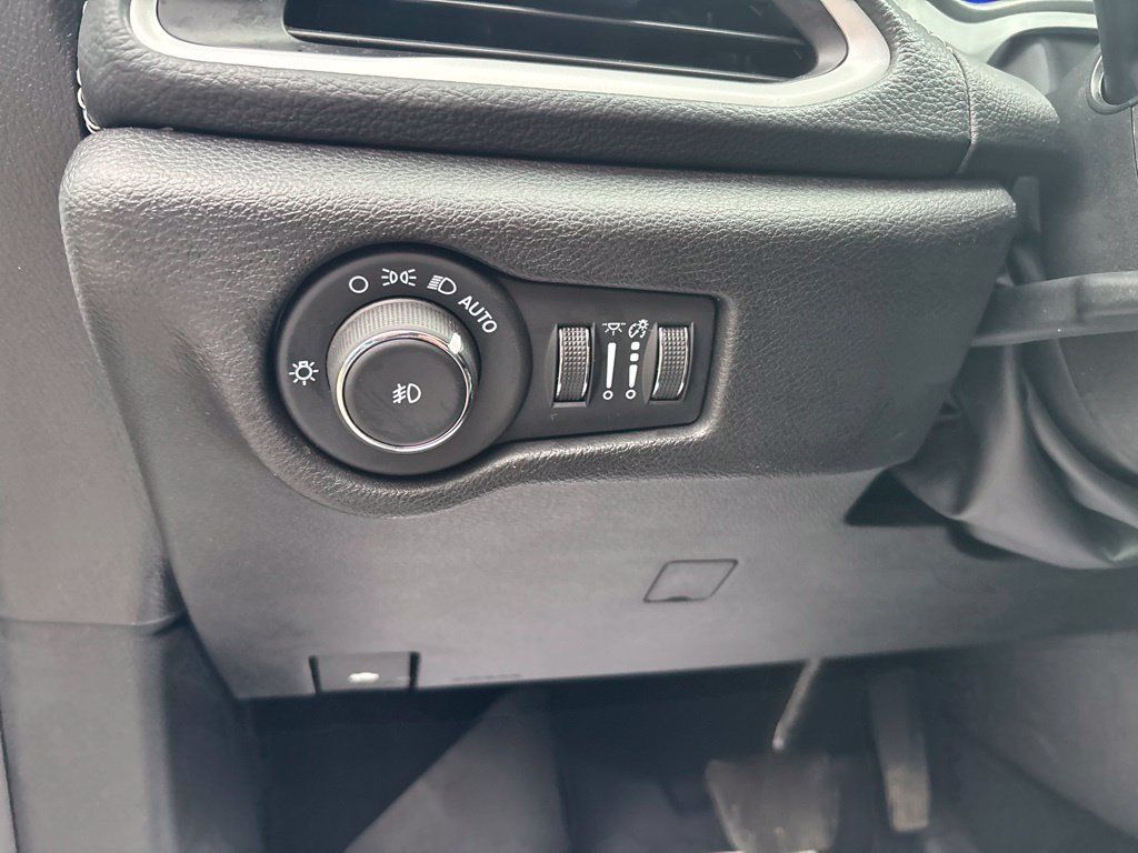 Used 2024 Chrysler Pacifica Touring-L w/ S Appearance Package FWD image 33