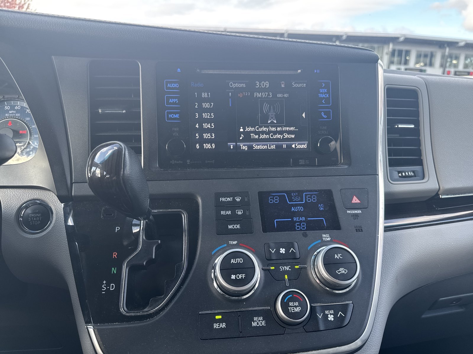 Used 2017 Toyota Sienna XLE w/ XLE Navigation Package AWD/4WD image 18