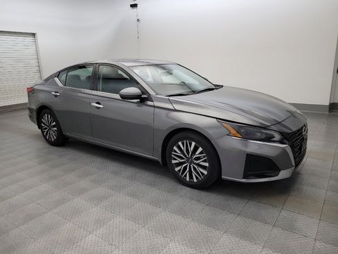Used 2023 Nissan Altima 2.5 SV w/ SV Premium Package FWD image 11