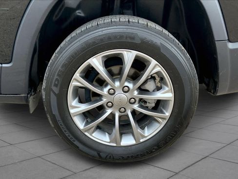 Used 2019 Jeep Cherokee Latitude Plus FWD image 11
