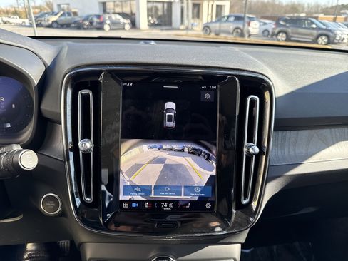 Used 2025 Volvo XC40 B5 Core image 25