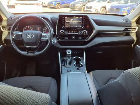 Used 2020 Toyota Highlander L image 2