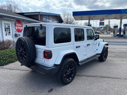 Used 2025 Jeep Wrangler Unlimited Sahara w/ Safety Group AWD/4WD image 3