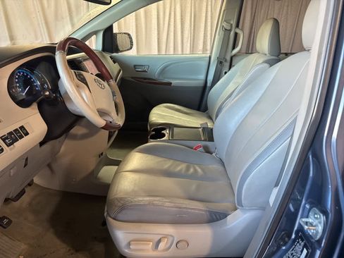 Used 2013 Toyota Sienna Limited image 21