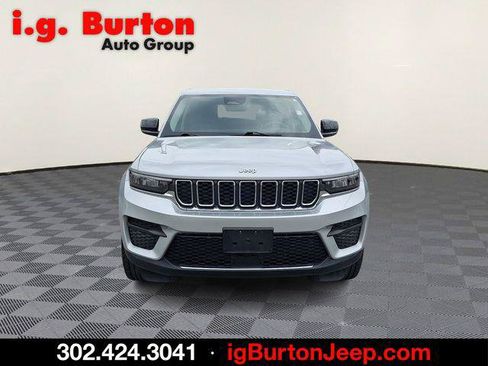 Certified 2023 Jeep Grand Cherokee Laredo AWD/4WD image 2