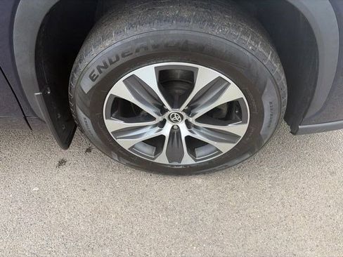 Used 2020 Toyota Highlander XLE AWD/4WD image 46