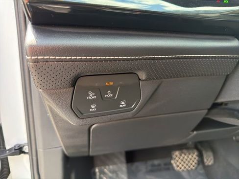 Used 2025 Volkswagen Atlas SE image 21