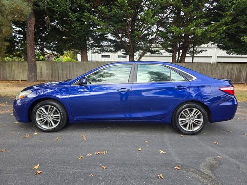 Used 2015 Toyota Camry SE image 3