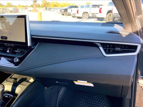 Used 2025 Toyota Corolla SE image 17