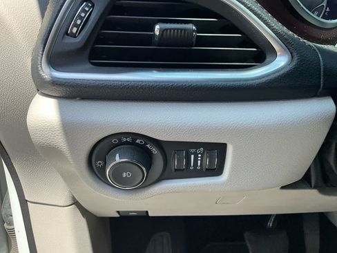 Used 2018 Chrysler Pacifica Limited FWD image 20