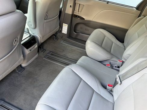 Used 2016 Toyota Sienna XLE w/ XLE Navigation Package FWD image 14