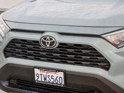 Used 2020 Toyota RAV4 XLE Premium image 6