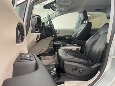 Used 2024 Chrysler Pacifica Touring-L FWD image 14