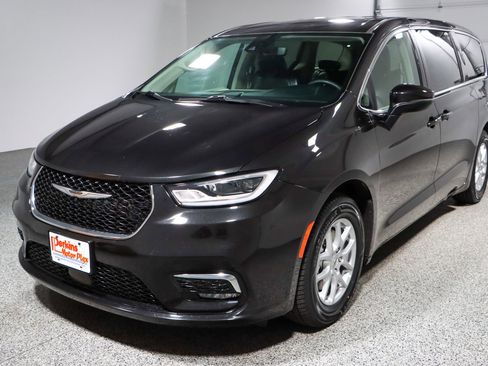 Used 2023 Chrysler Pacifica Touring-L image 32