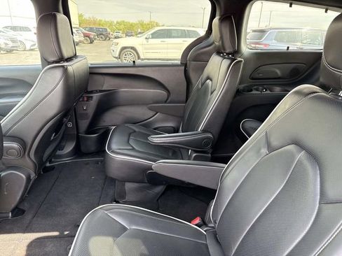 Used 2025 Chrysler Pacifica Limited FWD image 27