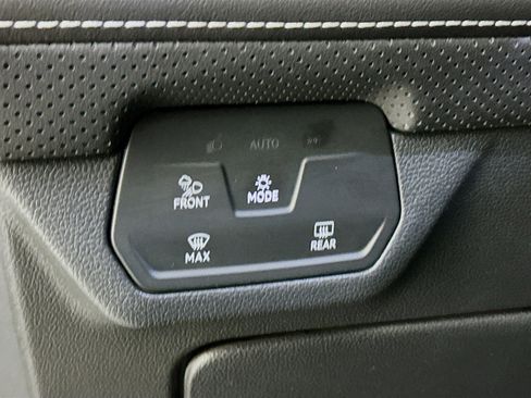 Used 2025 Volkswagen Atlas Cross Sport SE AWD/4WD image 17