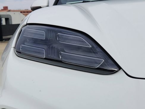 Certified 2025 Porsche Macan Electric image 9