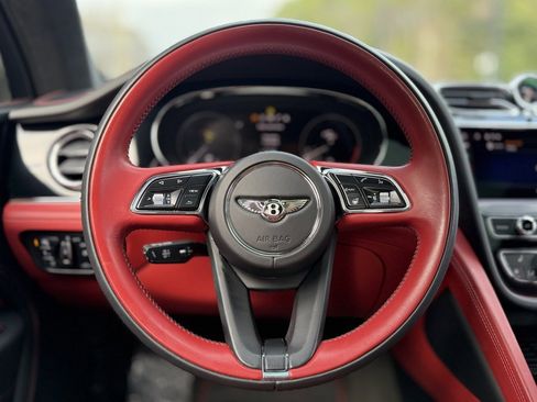 Used 2023 Bentley Bentayga image 41