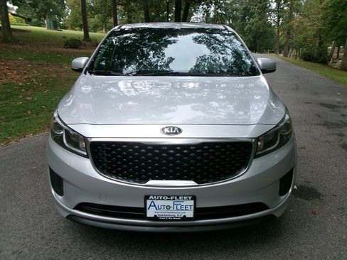 Used 2018 Kia Sedona L image 2